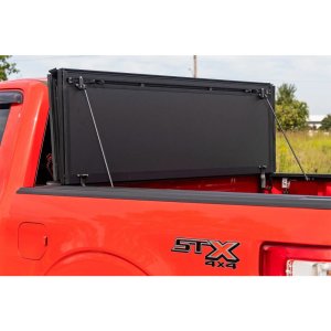 Hard bed cover tri-fold flip up Rough Country 5'7"