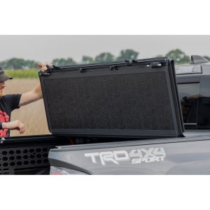 Hard tri-fold bed cover Rough Country low profile 5'