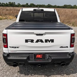 Hard bed cover tri-fold low profile Rough Country 5'7"